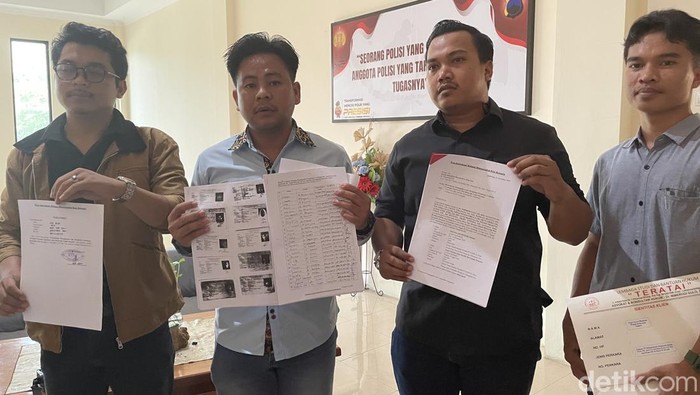 Tim kuasa hukum Aliansi Masyarakat Pati Bersatu mendatangi kantor Polresta Pati, Jumat (28/11/2025).