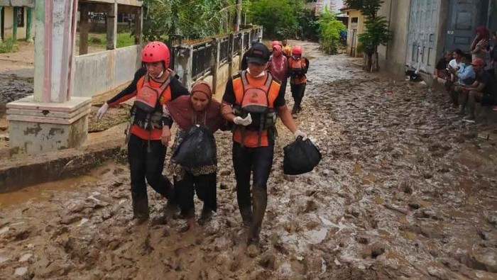 Tim SAR mengevakuasi guru dan pelajar yang terjebak banjir di Pidie Jaya, Jumat (28/11/2025). ANTARA/HO-Humas BPBD Banda Aceh