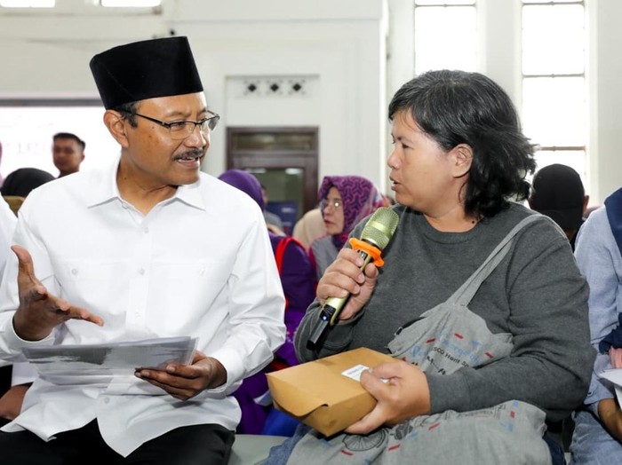 Tinjau Penyaluran BLTS di Kantor Pos Bandung, Gus Ipul Dengarkan Cerita KPM