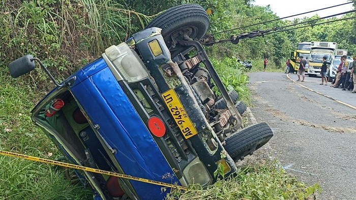 Penampakan truk muat solar terguling di JLS Tulungagung-Trenggalek