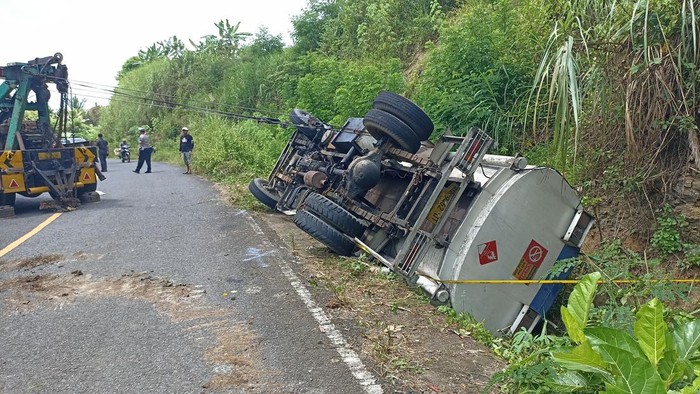 Penampakan truk muat solar terguling di JLS Tulungagung-Trenggalek