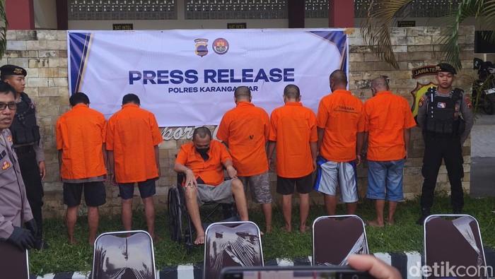 Tujuh pelaku pencurian, saat dihadirkan dalam konferensi pers di Mapolres Karanganyar, Jumat (28/11/2025).