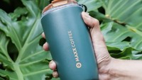 Menyambut musim liburan, Maxx Coffee punya tumbler edisi spesial. Bentuknya dibuat tak terlalu besar dan nyaman digenggam dengan harga yang dibanderol Rp 450.000 per buah. Foto: Instagram