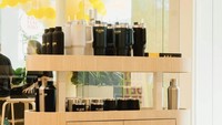 Kedai kopi Flash Coffee yang tengah populer punya gayanya sendiri untuk menghadirkan tumbler. Desainnya terbilang standar, tetapi menawarkan banyak pilihan ukuran sesuai kebutuhan pelanggannya. Foto: Instagram