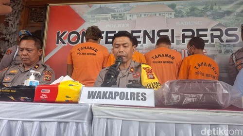 Wakapolres Badung Kompol I Gede Suarmawa memaparkan sejumlah kasus dalam konferensi pers di Polres Badung, Jumat (28/11/2025).