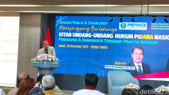 Wakil Menteri Hukum (Wamenkum), Edward Omar Sharif Hiariej atau Eddy Hiariej dalam diskusi publik di PERADI Tower (Kurniawan F/detikcom)