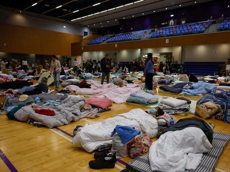 Warga Mengungsi Massal Usai Kebakaran Apartemen di Hong Kong