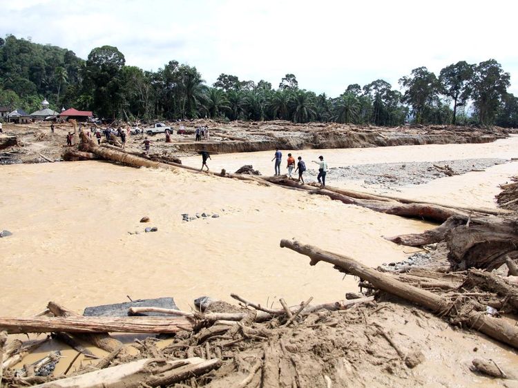 Akses Jalan di Tapanuli Selatan Lumpuh, Warga Menyeberang Lewat Jembatan Darurat