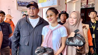 Azizah Salsha dan Sang Ayah Bagikan Bantuan untuk Korban Banjir di Padang