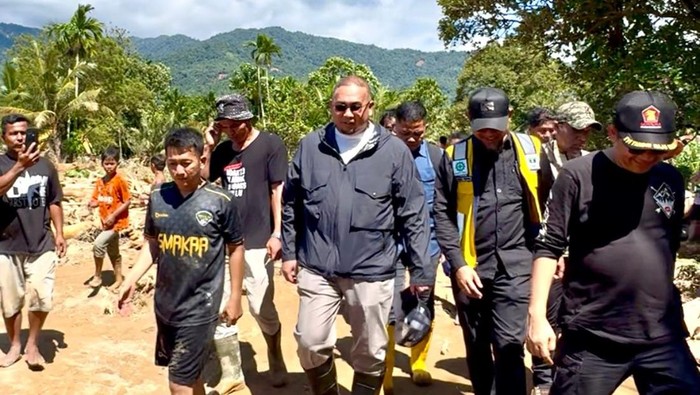 Wakil Ketua Komisi VI DPR Andre Rosiade mengerahkan alat berat untuk menormalisasi aliran Sungai Guo, Kuranji, Kota Padang.