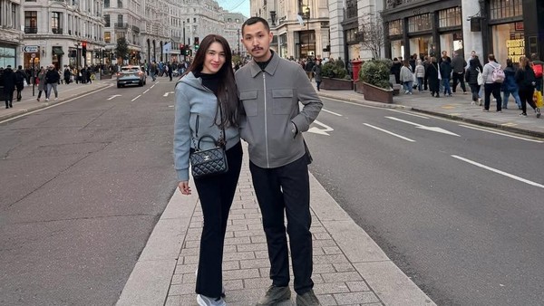 Momen Angel Karamoy Liburan ke London Bareng Gusti Ega