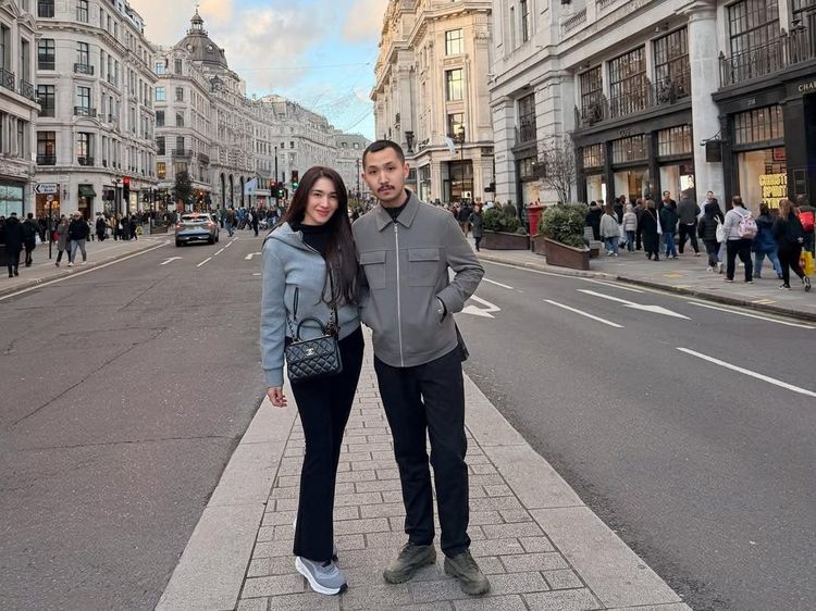 Momen Angel Karamoy Liburan ke London Bareng Gusti Ega