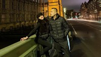 Gak lengkap rasanya, kan, kalau ke London gak foto dengan latar belakang Big Ben? Ya Angel Karamoy bersama Gusti Ega melakukan hal itu di malam hari. (Foto: dok Instagram realangelkaramoy)