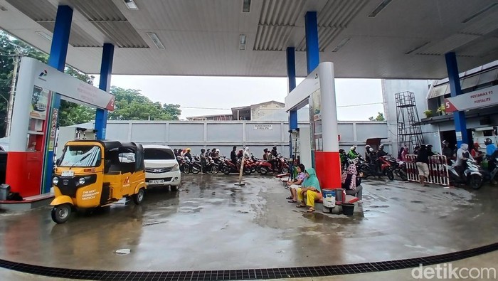 Warga antri panjang beli BBM di SPBU Ngumban Surbakti, Medan, Sabtu (29/11/2025)