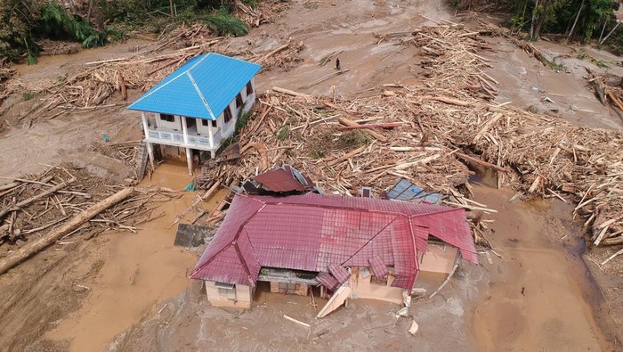 Foto udara permukiman warga terdampak banjir bandang di Desa Aek Garoga, Kecamatan Batang Toru, Kabupaten Tapanuli Selatan, Sumatera Utara, Sabtu (29/11/2025). BPBD Tapanuli Selatan mencatat hingga Sabtu (29/11) sebanyak 43 korban meninggal dunia di wilayahnya akibat banjir bandang pada Selasa (25/11). ANTARA FOTO/Yudi Manar/bar