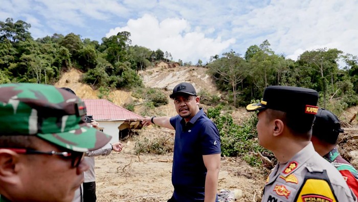 Gubernur Sumatera Utara (Sumut) Muhammad Bobby Afif Nasution memimpin langsung percepat evakuasi dan pembukaan jalur darat pada  kawasan yang terdampak bencana di Kabupaten Tapanuli Tengah, Sabtu (29/11/2025).