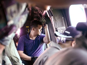Gubsu Bobby Salurkan Bantuan ke Korban Bencana di Tapteng Pakai Helikopter