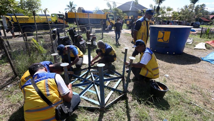 Seorang warga korban bencana banjir membawa galon berisi air bersih yang didistribusikan Kementerian Pekerjaan Umum (PU) di Desa Beuringin, Pidie Jaya, Aceh, Sabtu (29/11/2025). Kementerian PU mengerahkan enam mobil tangki dengan kapasitas 4.000 liter dan 10 tandon berkapasitas 2.000 liter per tandon untuk membantu kebutuhan air bersih di daerah bencana banjir akibat luapan Sungai Meureudu. ANTARA FOTO/Irwansyah Putra