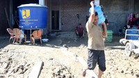 Untuk menjamin ketersediaan air bersih selama masa tanggap darurat, Kementerian PU mengerahkan enam unit mobil tangki berkapasitas 4.000 liter serta sepuluh tandon berkapasitas 2.000 liter per tandon. Fasilitas ini ditempatkan di beberapa titik permukiman yang terdampak, sehingga warga dapat mengakses air bersih secara teratur. ANTARA FOTO/IRWANSYAH PUTRA
