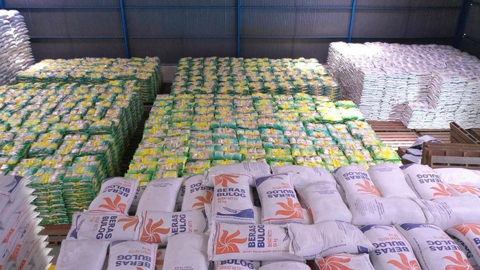Stok beras untuk Bali di gudang Bulog, Sabtu (29/11/2025).