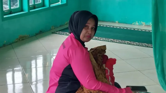 Bhayangkari Cabang Tapanuli Selatan memberi ASI kepada bayi yang terpisah dari ibunya akibat longsor.