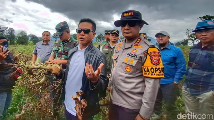 Bupati Bandung Dadang Supriatna saat meninjau lokasi perkebunan teh yang mengalami kerusakan, Kecamatan Pangalengan, Sabtu (29/11/2025).