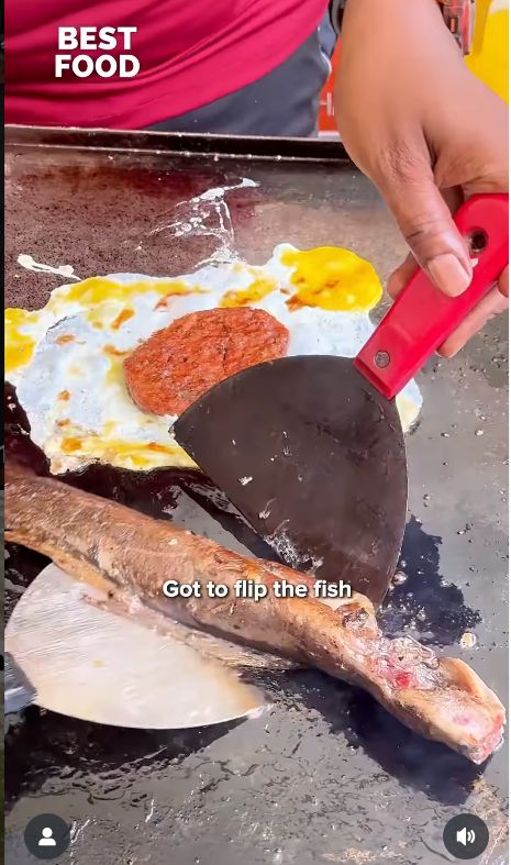 Bukan Beef Patty, Burger Ini Isinya 1 Ekor Lele Goreng!