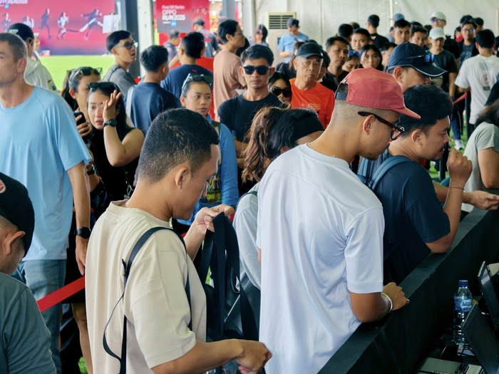 Calon peserta OPPO Run 2025 saat mengambil race pack di Bali United Training Center, Gianyar, Sabtu (29/11/2015). (Istimewa)