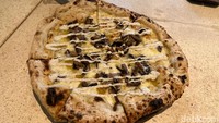 Casalena juga menghadirkan konsep transisi ‘Pizza & Pasta Hour’ di pukul 16.00-17.00 WIB. Pizzanya wajib dicoba karena dibuat dari adonan fermentasi yang teksturnya kenyal lembut. Foto: Detikcom / Atiqa Rana