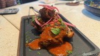 Waktu makan malam dimulai pukul 17.00 WIB nih. Pilihan menunya jauh lebih berat dan premium. Kamu bisa menikmati olahan ayam khas Amerika Latin yang smokey pedas berempah. Foto: Detikcom / Atiqa Rana