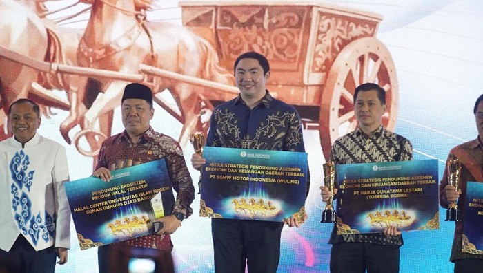 Chief Financial Officer PT SGMW Motor Indonesia Yan Kaili (tengah) menerima penghargaan dari Bank Indonesia sebagai mitra strategis 2025.