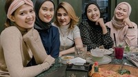 Ini momen Chika bersama para sahabat. Mereka menikmati pizza dan camilan lain dari Tilu Kitchen. Foto: Instagram/@chikajessica88