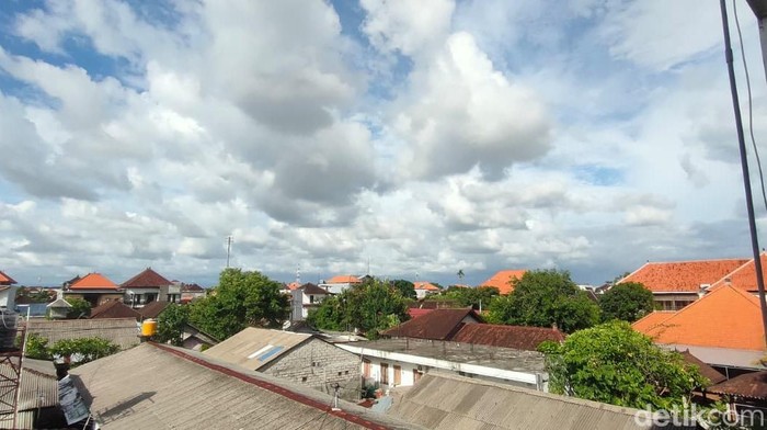 Cuaca berawan di Denpasar, Bali.