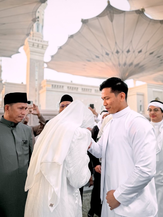 Pernikahan Dara Arafah dan Rehan Mubarak menjadi salah satu kisah selebritas yang mendapat perhatian publik: sederhana, sakral, dan penuh makna di tanah suci.  Foto: dok instagram Dara Arafah