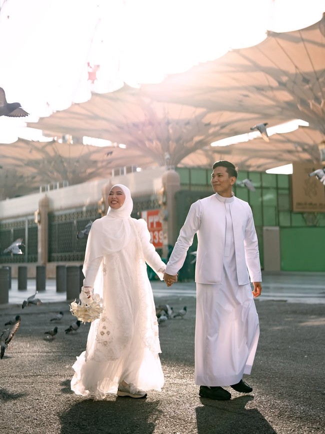Adapun Rehan mengenakan gamis atau jubah tradisional Arab, serasi dengan busana Dara, menambah kesan khidmat pada prosesi akad. (Foto: dok instagram Dara Arafah)