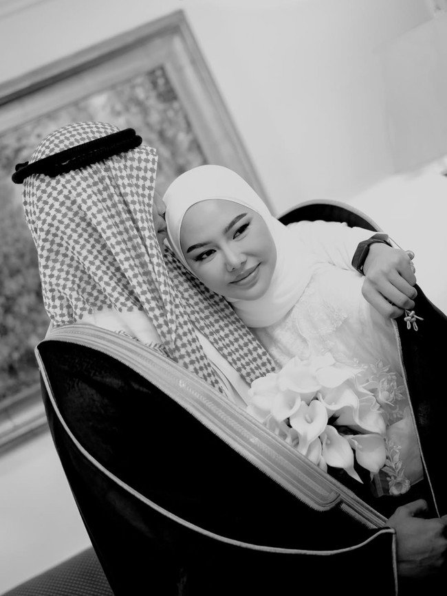 Sebagai mahar, Rehan memberikan 100 gram emas kepada Dara. Melalui unggahannya di media sosial, Dara menulis rasa syukur karena bisa “menyempurnakan separuh agama” di kota suci, serta memohon doa agar pernikahan mereka menjadi perjalanan ibadah yang diridhai Allah. (Foto: dok instagram Dara Arafah)