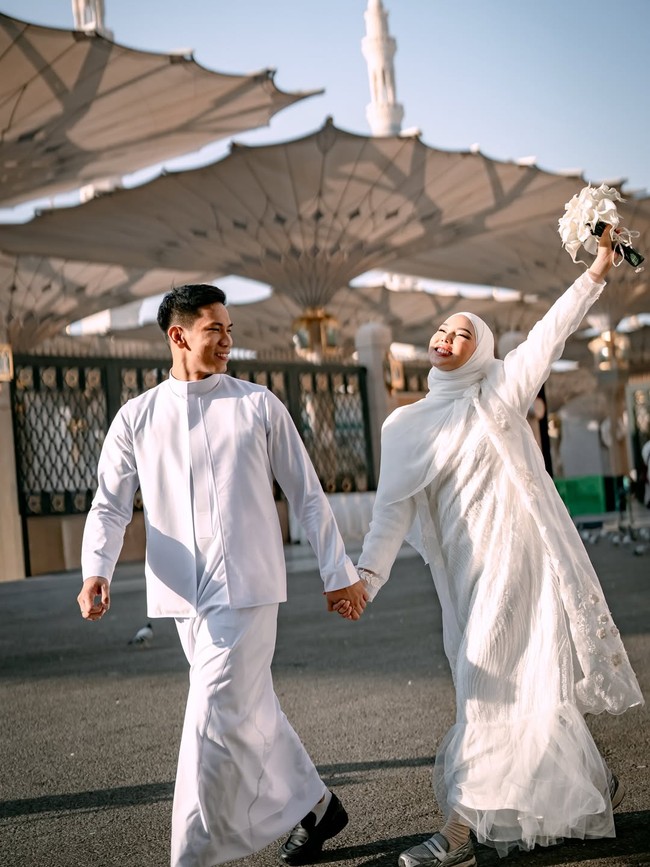 Dara tampil anggun dengan gaun panjang berwarna putih dan hijab serasi. Gaya yang sederhana tapi tetap elegan. (Foto: dok instagram Dara Arafah)