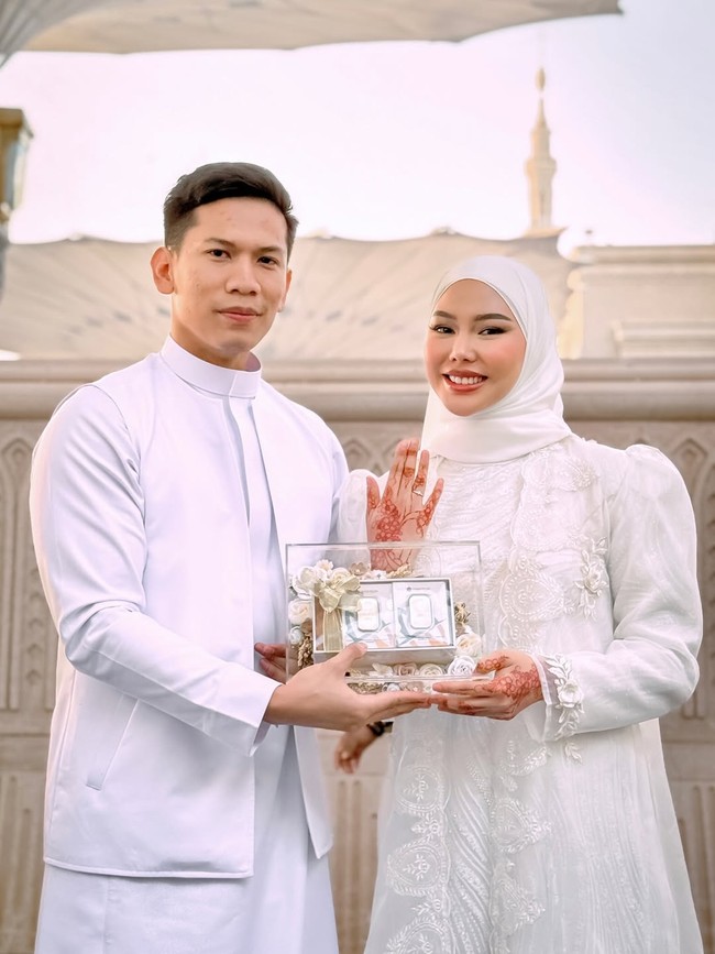 Dara Arafah dan Rehan Mubarak diketahui menggelar akad nikah pada Jumat (28/11/2025) di pelataran Masjid Nabawi, salah satu lokasi paling suci bagi umat Islam. Pernikahan yang berlangsung secara sederhana dan intimate dengan hanya dihadiri keluarga inti serta kerabat dan sahabat dekat tidak sekadar seremonial, melainkan juga momen spiritual bagi sejoli ini. (Foto: dok instagram Dara Arafah)