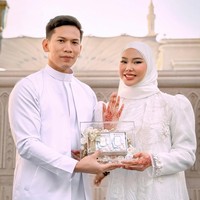 Dara Arafah dan Rehan Mubarak diketahui menggelar akad nikah pada Jumat (28/11/2025) di pelataran Masjid Nabawi, salah satu lokasi paling suci bagi umat Islam. Pernikahan yang berlangsung secara sederhana dan intimate dengan hanya dihadiri keluarga inti serta kerabat dan sahabat dekat tidak sekadar seremonial, melainkan juga momen spiritual bagi sejoli ini. (Foto: dok instagram Dara Arafah)