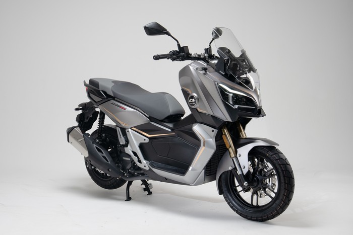 Dua motor baru QJMotor.