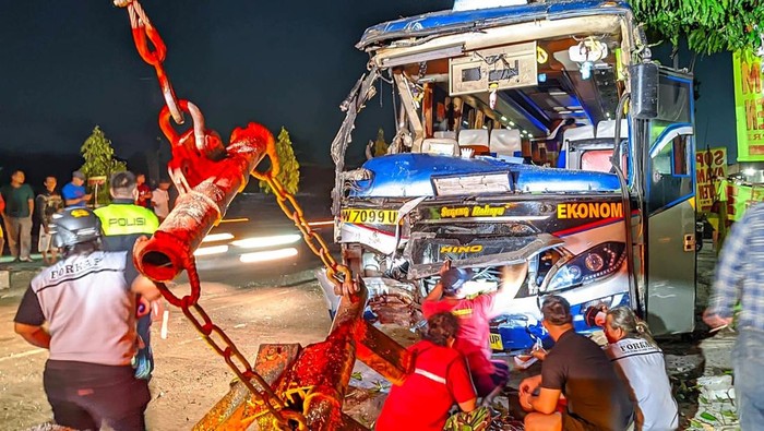 Evakuasi bus dan truk kecelakaan di jalan Jogja-Solo, Prambanan, Klaten, Sabtu (29/11/2025).