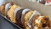 Fore Donur juga menawarkan dua tipe donat. Mulai dari donat classic ring dan donat yang mirip bomboloni. Tekstur donatnya empuk, lembut, berserat, dan kenyal saat dikunyah. Foto: Detikcom / Atiqa Rana