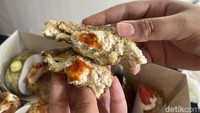 Sedangkan donatnya disi dengan topping suwiran ayam yang teksturnya sangat halus dan melimpah. Sensasi makannya mirip seperti menikmati roti isian lemper. Foto: Detikcom / Atiqa Rana