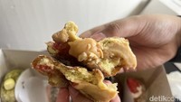Untuk varian manis, ada PB&J. Donat yang lembut ini diisi dengan selai kacang yang gurih manisnya pas. Ada tambahan selai stroberi yang memberi sentuhan asam segar. Menarik ya? Foto: Detikcom / Atiqa Rana