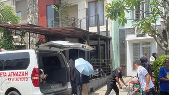 Suasana Rumah Duka Gary Iskak, Ferry Maryadi dan Andre Taulany Melayat