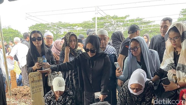 Saat Istri Pandangi Nisan Gary Iskak