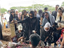 Saat Istri Pandangi Nisan Gary Iskak