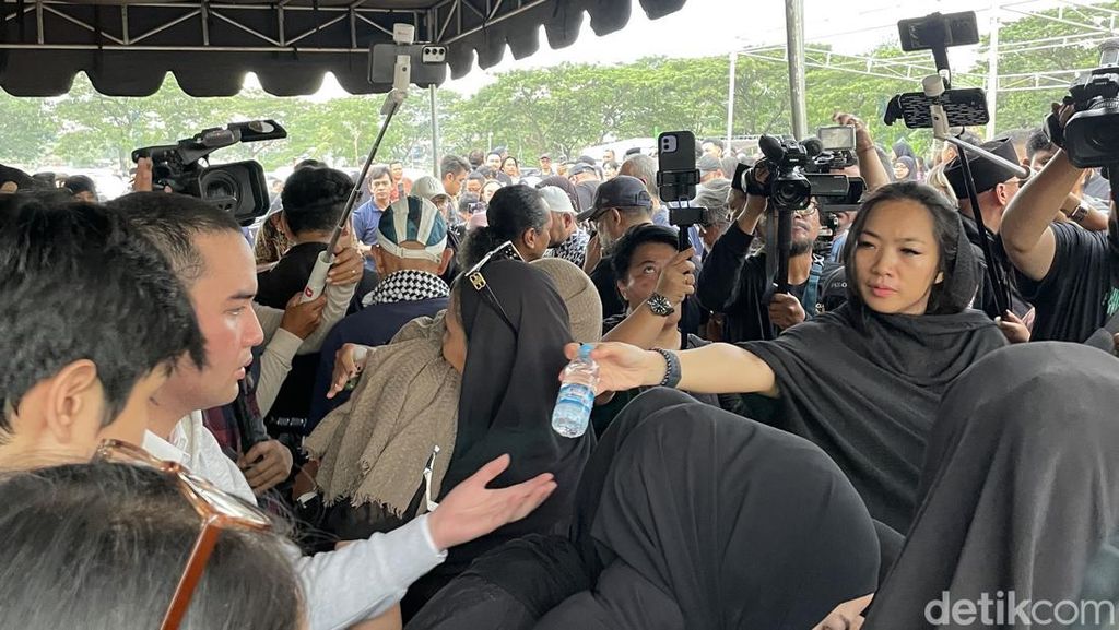 Tangis Richa Novisha dan Anak Usai Gary Iskak Dimakamkan