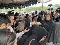 Tangis Richa Novisha dan Anak Usai Gary Iskak Dimakamkan