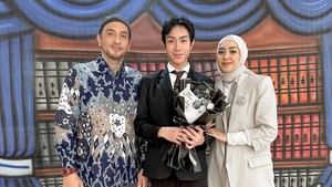 Sebagai ayah, Gary begitu bangga pada kedua anaknya dan selalu hadir di tiap momen tumbuh kembang mereka. Foto: Instagram/@richaiskak